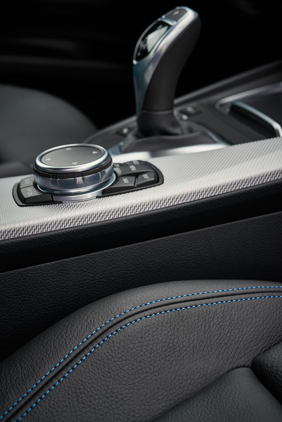 Детали интерьера BMW 340i Gran Turismo M Sport (F34) 2016 года  (WW) (фото 23 из 28)